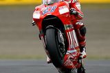 ZÁŘÍ - Mistrem světa v MotoGP se stal Australan Casey Stoner. Na obrázku slaví titul na cílové rovince jízdou po zadním kole.