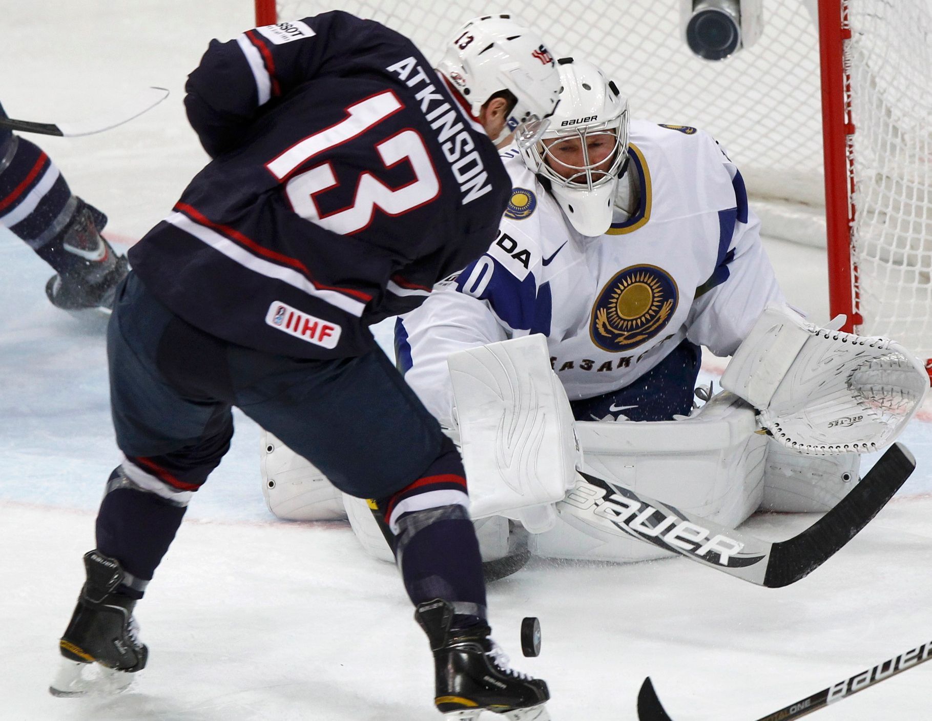 Atkinson útočí na Kolesnika v utkání USA - Kazachstán