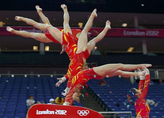 Huang Qiushuang of China attends a gymnastics training session at the North Greenwich Arena before the start of the London 2012 Olympic Games July 26, 2012. This picture was taken using multiple exposures. REUTERS/Brian Snyder (BRITAIN - Tags: SPORT OLYMPICS SPORT GYMNASTICS) Published: Čec. 26, 2012, 5:50 odp.