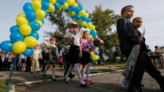 První školní den na dohled války. Tak Donbas vítal prvňáčky