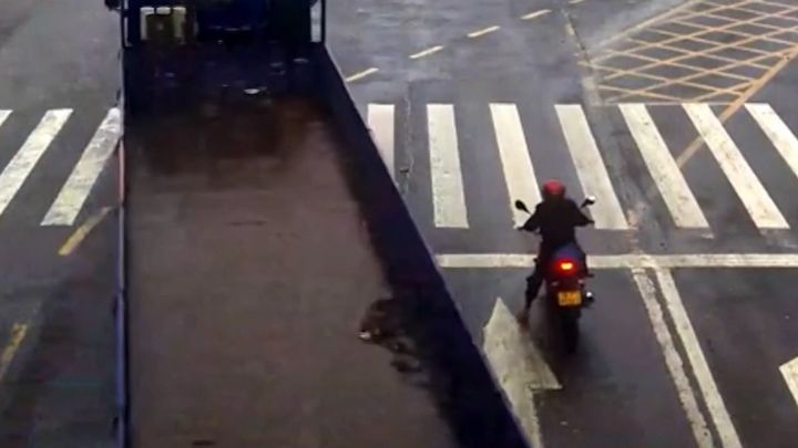 Korba kamionu trefila hlavu motorkáře. Za život může poděkovat helmě; Zdroj foto: Reuters