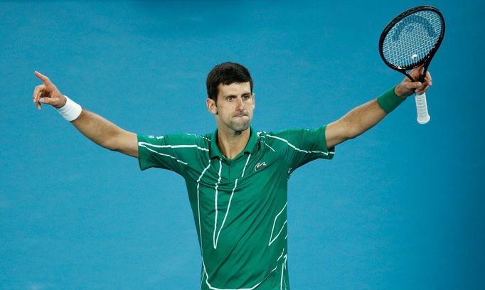 Djokovič slaví po vítězství na Australian Open.