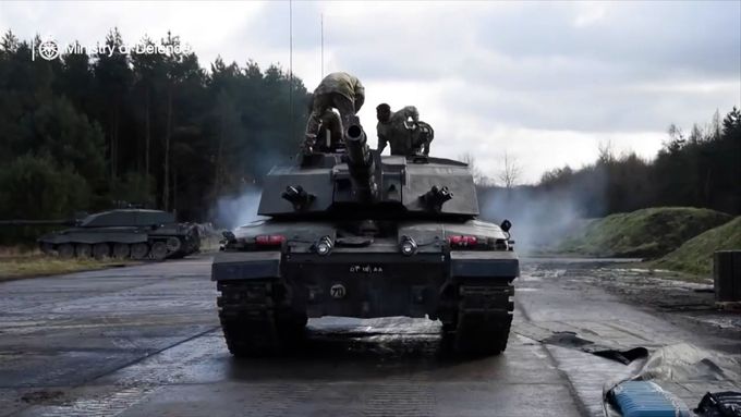 Britské ministerstvo obrany ukázalo tanky Challenger 2, které posílá Ukrajincům.