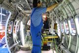 „V celém letadle je dohromady 15 kilometrů kabelů. Teď po modernizaci vlastně ještě víc," prozradil jeden z pracovníků továrny Aircraft Industries v Kunovicích.