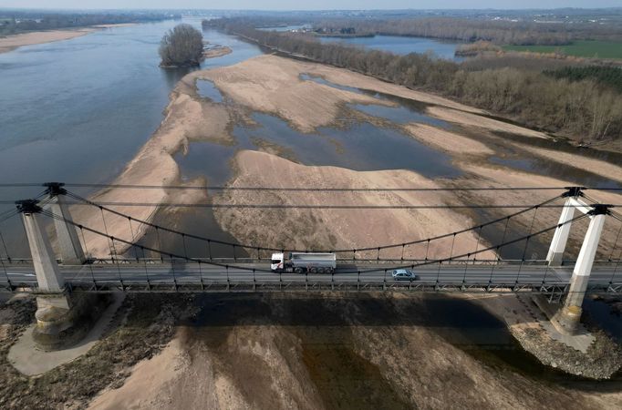 Sněhová pokrývka v Pyrenejích a Alpách byla také výrazně nižší než obvykle během období považovaného za klíčové pro doplnění zásob podzemní vody ve Francii.