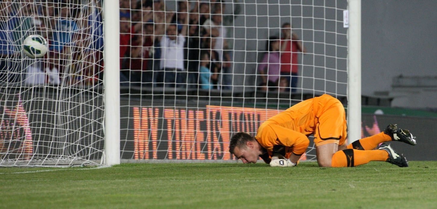 Fotbalový brankář Feyenoordu Erwin Mulder inkasuje v odvetném kvalifikačním utkání Evropské ligy 2012/13 se Spartou Praha.