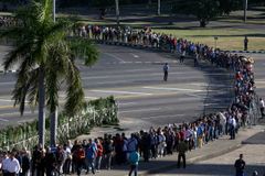 Kubánci čekají na rozloučení s Castrem v hodinových frontách. Tisíce lidí musí přijít povinně