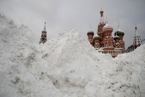 Foto: Moskvu zasáhla "stoletá" vánice. S odklízením sněhu pomáhali i ruští vojáci