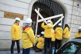 Členům Greenpeace, kteří na střechu domu vylezli, hrozí za přestupek pokuta v maximální výši 5000 korun.