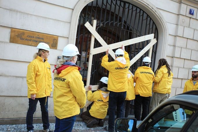 Členům Greenpeace, kteří na střechu domu vylezli, hrozí za přestupek pokuta v maximální výši 5000 korun.