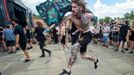 Návštěvníci festivalu Brutal Assault.