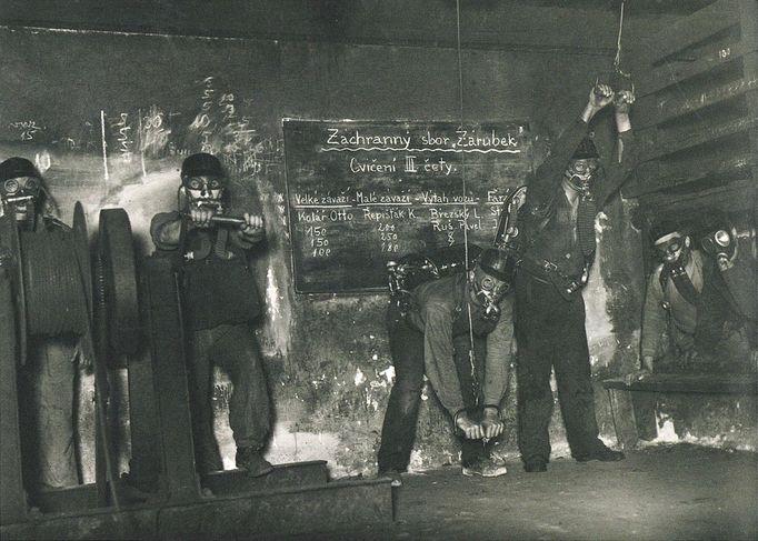 Ukázka z knihy Ondřeje Durczaka „Vzhůru do dolů! - Fotografické album průmyslového a kulturního dědictví uhelného hornictví ostravsko-karvinského revíru“ z roku 2023.