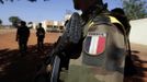 A French soldier patrols at the Mali air force base near Bamako as troops await their deployment January 18, 2013. REUTERS/Eric Gaillard (MALI - Tags: CIVIL UNREST CONFLICT MILITARY) Published: Led. 18, 2013, 5:45 odp.