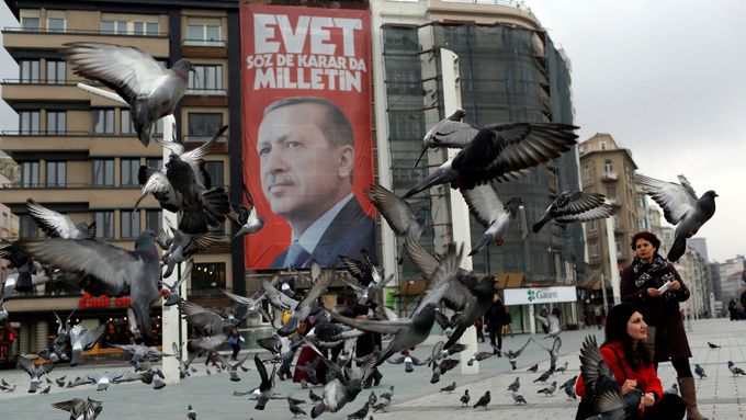 V Turecku běží na plné obrátky kampaň za změnu ústavy, která by posílila prezidenta Erdogana.