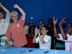 8.březen 2008: představitelé opozice se radují z volebního vítězství v Selangoru. Elizabeth Wong (za stolem uprostřed) právě završila přerod z aktivistky v profesionální političku.