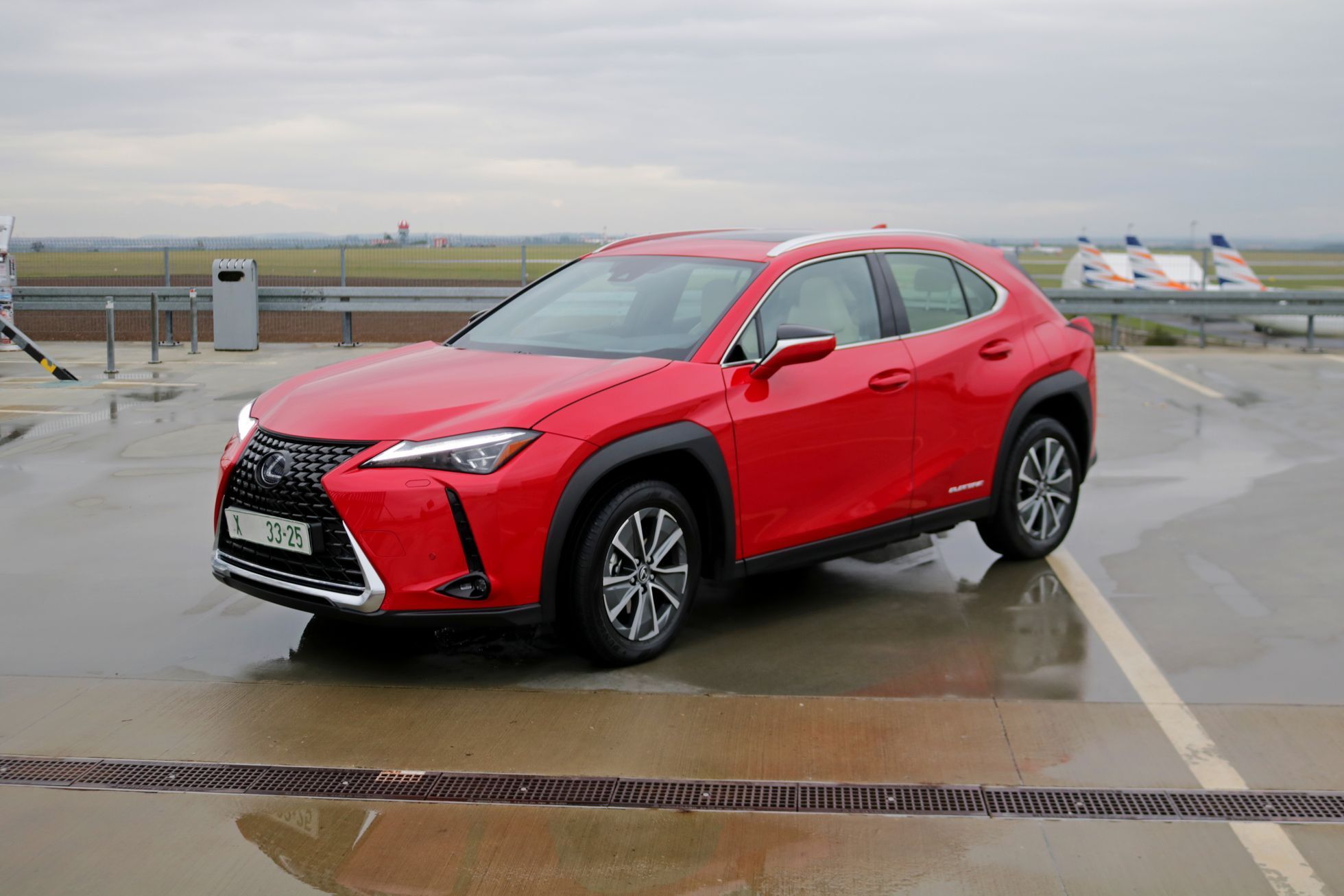 Lexus UX300e elektromobil
