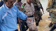 Povodně v Somálsku, vlevo nynější prezident Mohamed Abdullahi Mohamed.