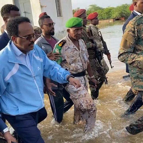 Povodně  Somálsku, vlevo nynější prezident Mohamed Abdullahi Mohamed.