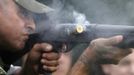 A Brazilian Navy member ejects spent cartridges while shooting rubber bullets during an exhibition of their operational capacity to combat terrorist attacks and riots ahead of the FIFA Confederations Cup and World Youth Day in Rio de Janeiro May 27, 2013. REUTERS/Ricardo Moraes (BRAZIL - Tags: MILITARY SPORT SOCCER CIVIL UNREST) Published: Kvě. 27, 2013, 9:07 odp.