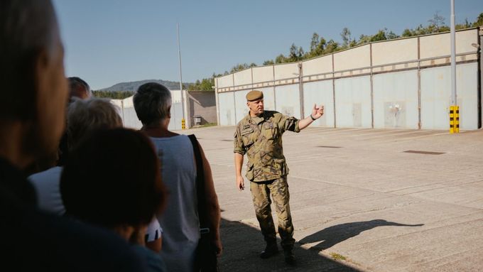 V brdské posádce Jince, kde funguje jediná dělostřelecká jednotka české armády, mají garáže jen pro nyní používanou techniku. Krytá stání pro houfnice Caesar vybavené špičkovými technologiemi chybí.