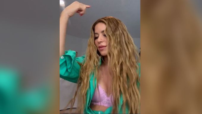 Rapuje polonahá Shakira o rychlém mercedesu Lewise Hamiltona?