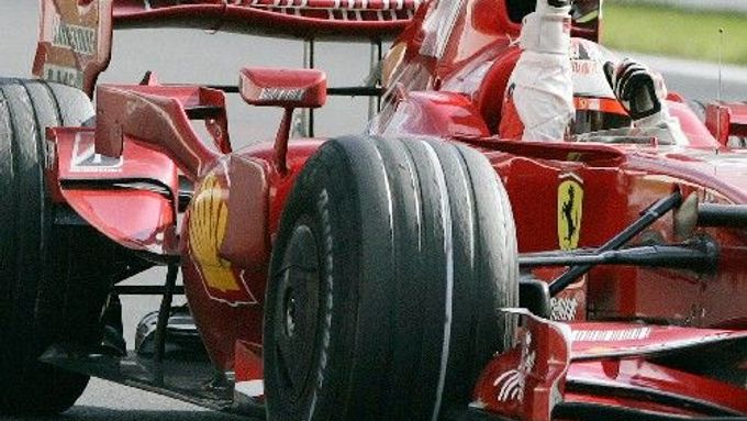 Kimi Räikkönen ve Ferrari se raduje z vítězství ve Velké ceně Belgie formule 1.