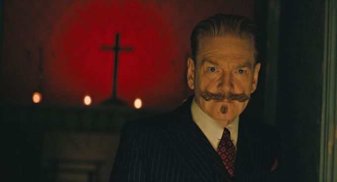 Kenneth Branagh jako Hercule Poirot.