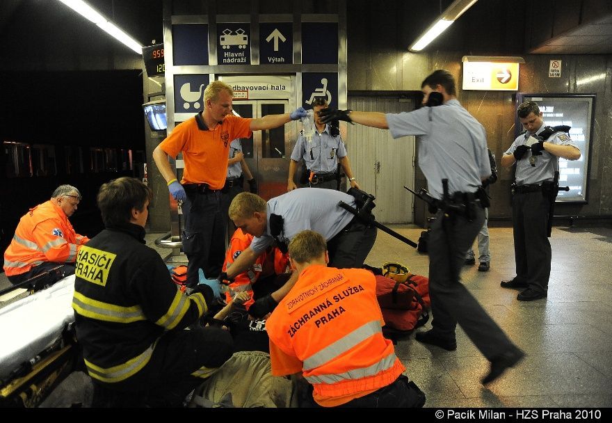 Pád ženy pod metro na Hlavním nádraží