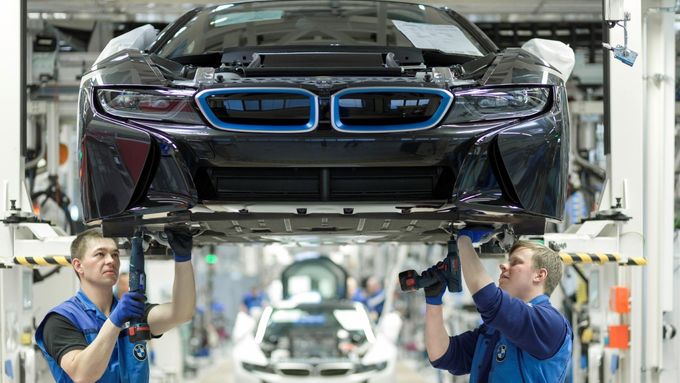 Německá průmyslová produkce dál klesá. Automobilky raději zakázky dávají do jiných zemí než do Česka.