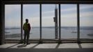 A construction worker looks out the windows of the 71st floor of One World Trade Center as a beam is lifted up by a cable in New York April 30, 2012. The One World Trade Center, built on the Ground Zero site of the fallen World Trade Center Towers, which were brought down in the September 11, 2001 terror attacks, officially surpassed the Empire State Building as the tallest building in New York on Monday. The One World Trade Center will stand at 1,776 feet (541 meters) to the tip of its antenna when it is completed, possibly by late 2013. It will then be the tallest building in the Western Hemisphere and the third tallest building in the world. REUTERS/Andrew Burton (UNITED STATES - Tags: SOCIETY BUSINESS CONSTRUCTION REAL ESTATE CITYSPACE) Published: Dub. 30, 2012, 8:26 odp.