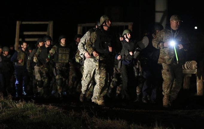 Candidates from law enforcement agencies across Utah take part in Salt Lake City Police Department's SWAT School training exercise on an obstacle course in Draper, Utah, April 21, 2013. REUTERS/Jim Urquhart (UNITED STATES - Tags: CRIME LAW SOCIETY) Published: Dub. 21, 2013, 3:46 odp.