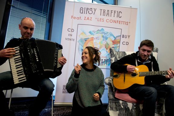 Na snímku z pražské návštěvy Zaz (uprostřed) jsou akordeonista Thierry Faure a kytarista Juhel Guillaume.