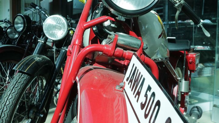 Co zbylo z výstavy motorek? Pár Jaw, BMW a Zündappů, vidět je lze v outletu u letiště; Zdroj foto: Eva Srpová