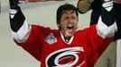 Rod Brind'Amour, kapitán Caroliny, mohl jako první hráč vítězů pozvednout nad hlavu Stanley Cup.