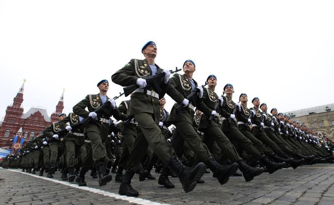 Russian servicemen take part in the Victory Parade on Moscow's Red Square May 9, 2012. Russia celebrates the 67th anniversary of victory over Nazi Germany on Wednesday. REUTERS/Sergei Karpukhin (RUSSIA - Tags: POLITICS ANNIVERSARY SOCIETY TPX IMAGES OF THE DAY) Published: Kvě. 9, 2012, 9:29 dop.