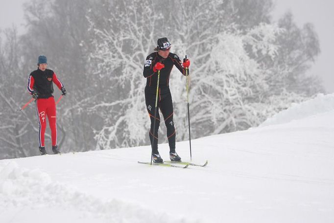 Martin Jakš na vrcholu jednoho ze stoupání veseckého okruhu.