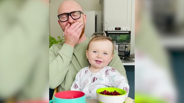 I tak jde říct poprvé "máma". Chlapeček s hlasem démona odboural nejen své rodiče