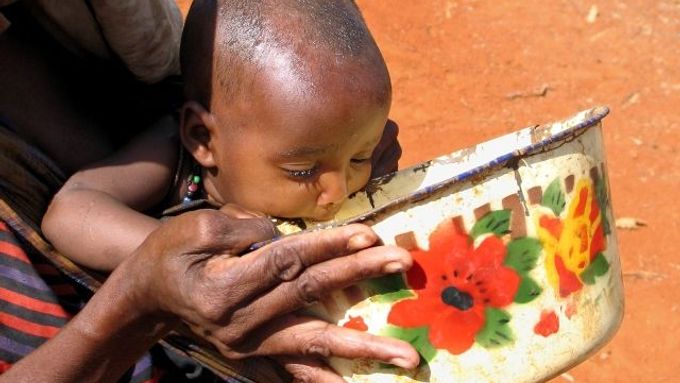 Keňská matka se snaží dát napít svému dítěti ve Wajiru.