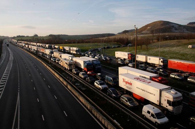 Pohled na silnici M20, která vede k terminálu Eurotunelu poblíž Folkestone v hrabství Kent. Jakmile se vlaky zastavily, utvořila se obří zácpa.