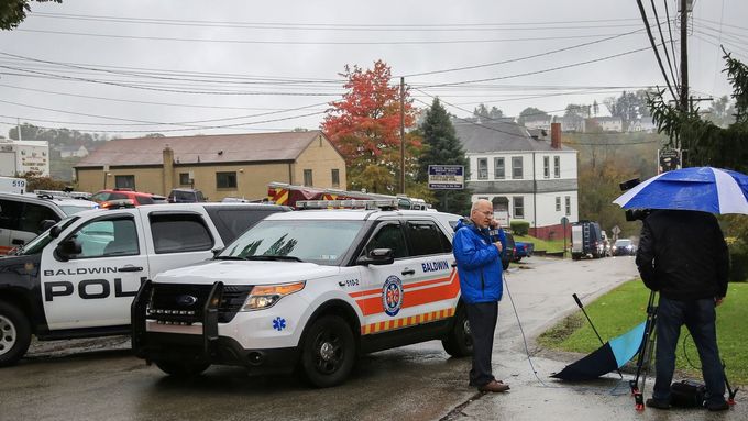 Policie hlídá okolí synagogy v Pittsburghu, kde se střílelo.