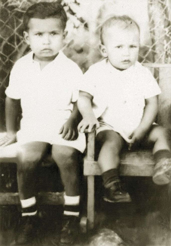 Venezuela's President Hugo Chavez (R) and his brother Adan are pictured during their childhood in their hometown Sabaneta, in the state of Barinas, in this undated handout photo provided by Venezuela's Ministry of Information and Communication. REUTERS/Ministry of Information and Communication/Handout (VENEZUELA - Tags: POLITICS PROFILE) ATTENTION EDITORS - THIS IMAGE WAS PROVIDED BY A THIRD PARTY. FOR EDITORIAL USE ONLY. NOT FOR SALE FOR MARKETING OR ADVERTISING CAMPAIGNS. THIS PICTURE IS DISTRIBUTED EXACTLY AS RECEIVED BY REUTERS, AS A SERVICE TO CLIENTS Published: Úno. 15, 2013, 10:16 odp.