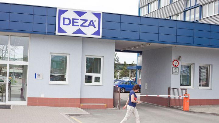 "Zápach, z kterého je na zvracení." Inspekce prověřuje Dezu kvůli úniku do ovzduší