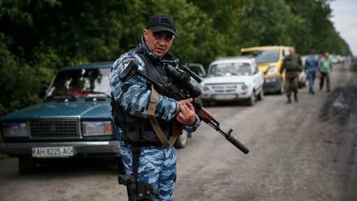 Ukrajinský policista poblíž Slavjansku.