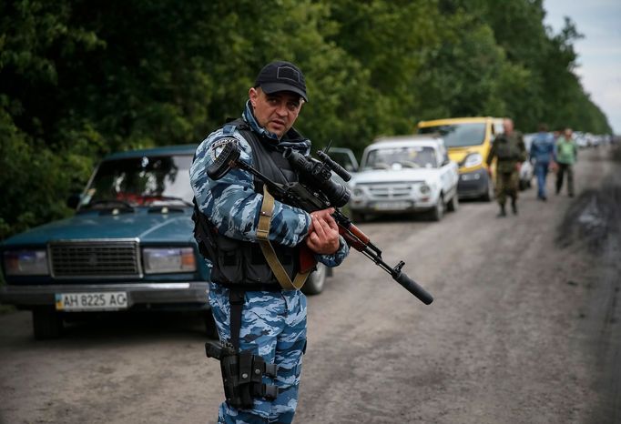 Ukrajinský policista poblíž Slavjansku.