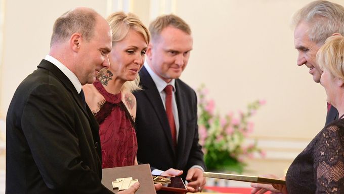Miloš Zeman oceňuje Radovana Stránského a Martinu Součkovou Zlatým záchranářským křížem za záchranářský čin.