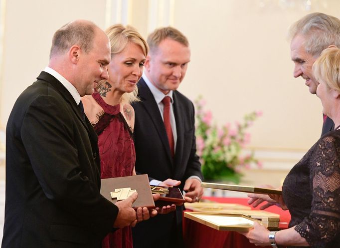 Miloš Zeman oceňuje Radovana Stránského a Martinu Součkovou Zlatým záchranářským křížem za záchranářský čin.