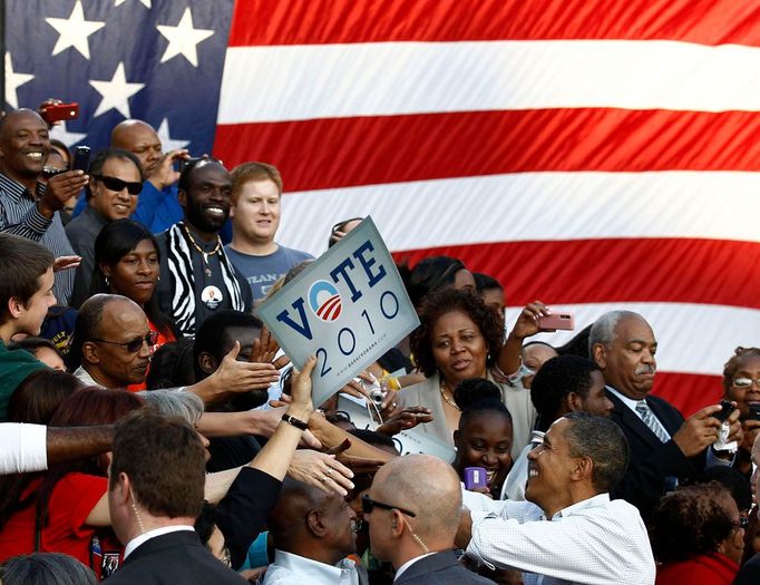 Barack Obama na mítinku ve Philadelphii v sevření svých příznivců. Tady mohlo létat cokoli...