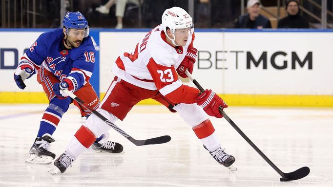 Útočník Detroitu Lucas Raymond v zápase s New York Rangers