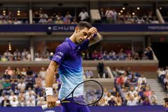 Oni na mě bučí? divil se Djokovič divákům. Po výhře jim ani nepoděkoval a zmizel