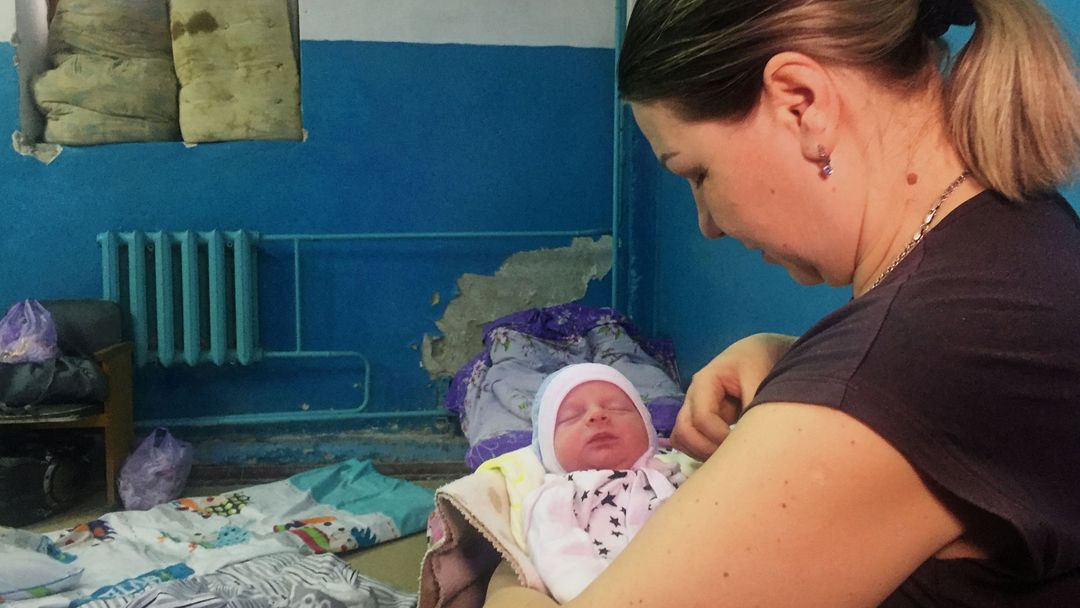 Ukrajinka se se svým čerstvě narozeným potomkem skrývá ve sklepě perinatálního centra.